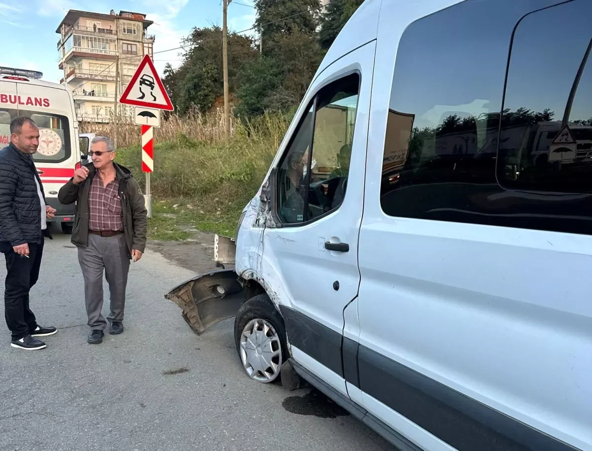 Rize\'de Okul Servisi Kamyonetle Çarpıştı