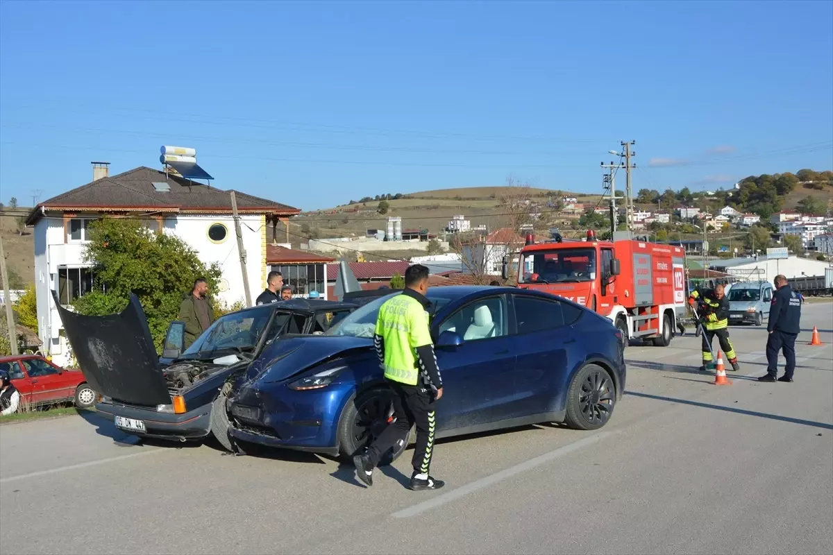 Samsun\'da Otomobil Çarpışması: 1 Yaralı