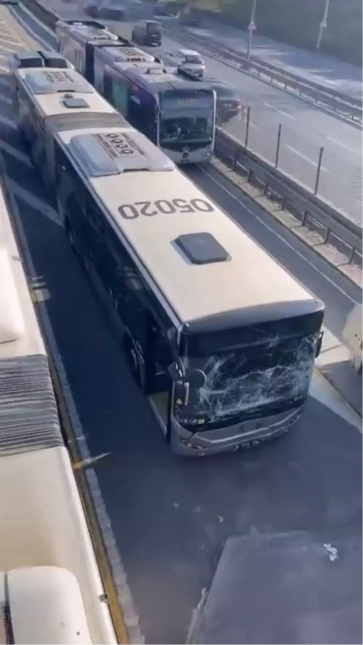Sefaköy\'de iki metrobüs kaza yaptı: 1 yaralı