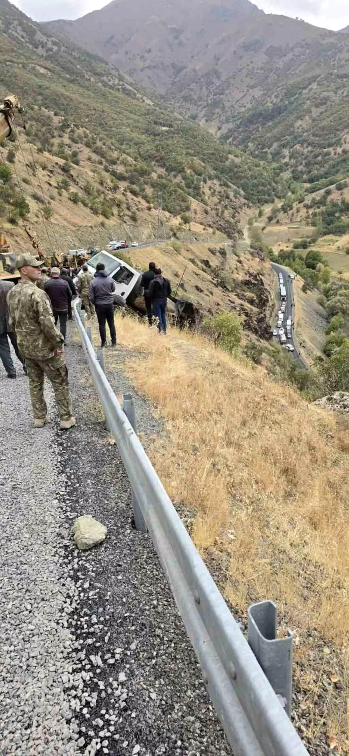 Uçuruma Düşen Kamyon Askeri Vinçle Kurtarıldı