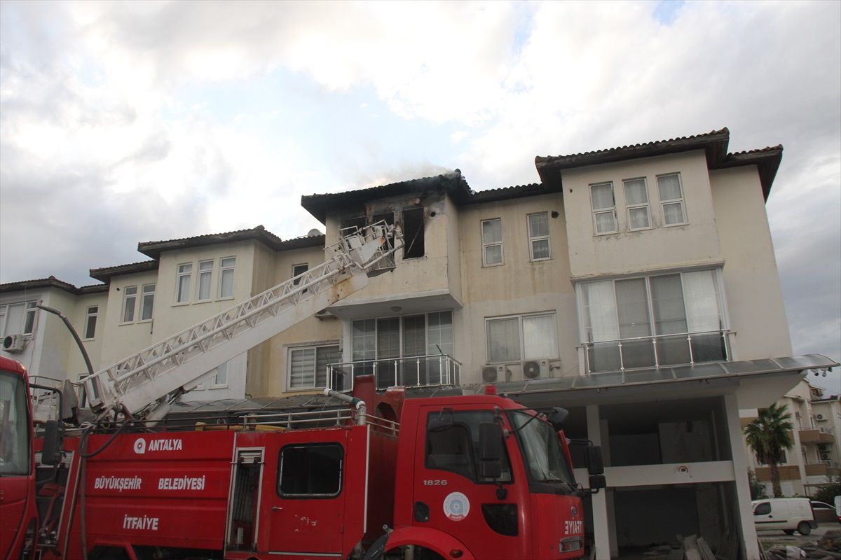 Antalya\'da Apartman Yangını