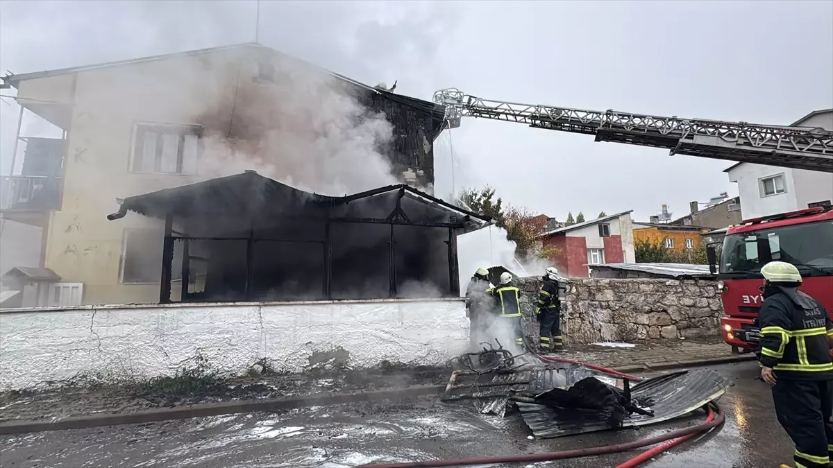 Sivas\'ta İki Katlı Evde Yangın