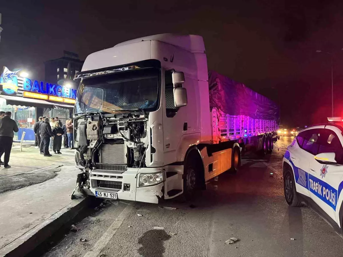 Sultangazi\'de Tır Kazası: 1 Yaralı