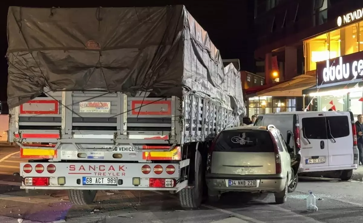 Sultangazi\'de Tır Kazası: 1 Yaralı