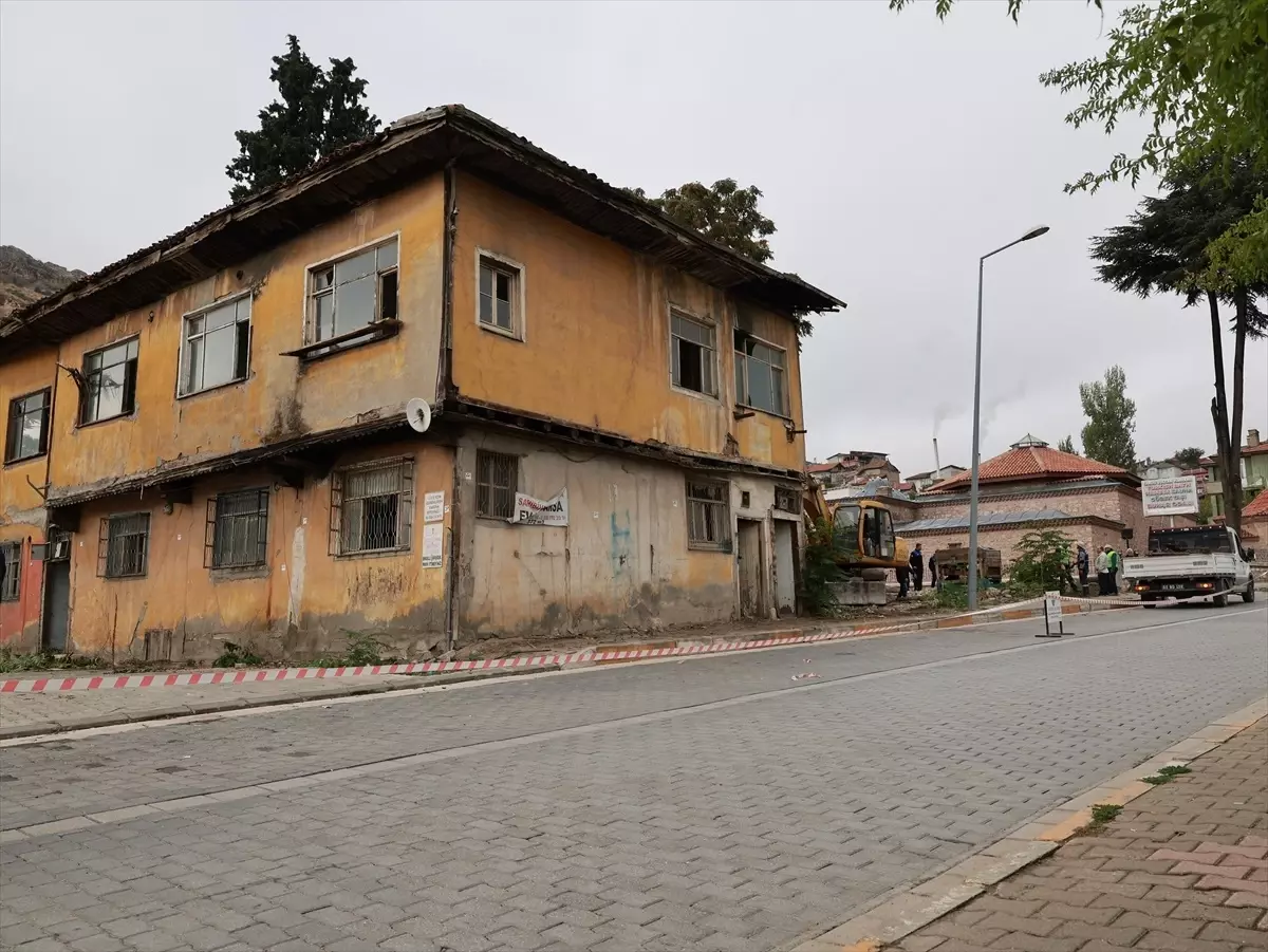 Tokat\'ta Metruk Binalar Yıkılıyor