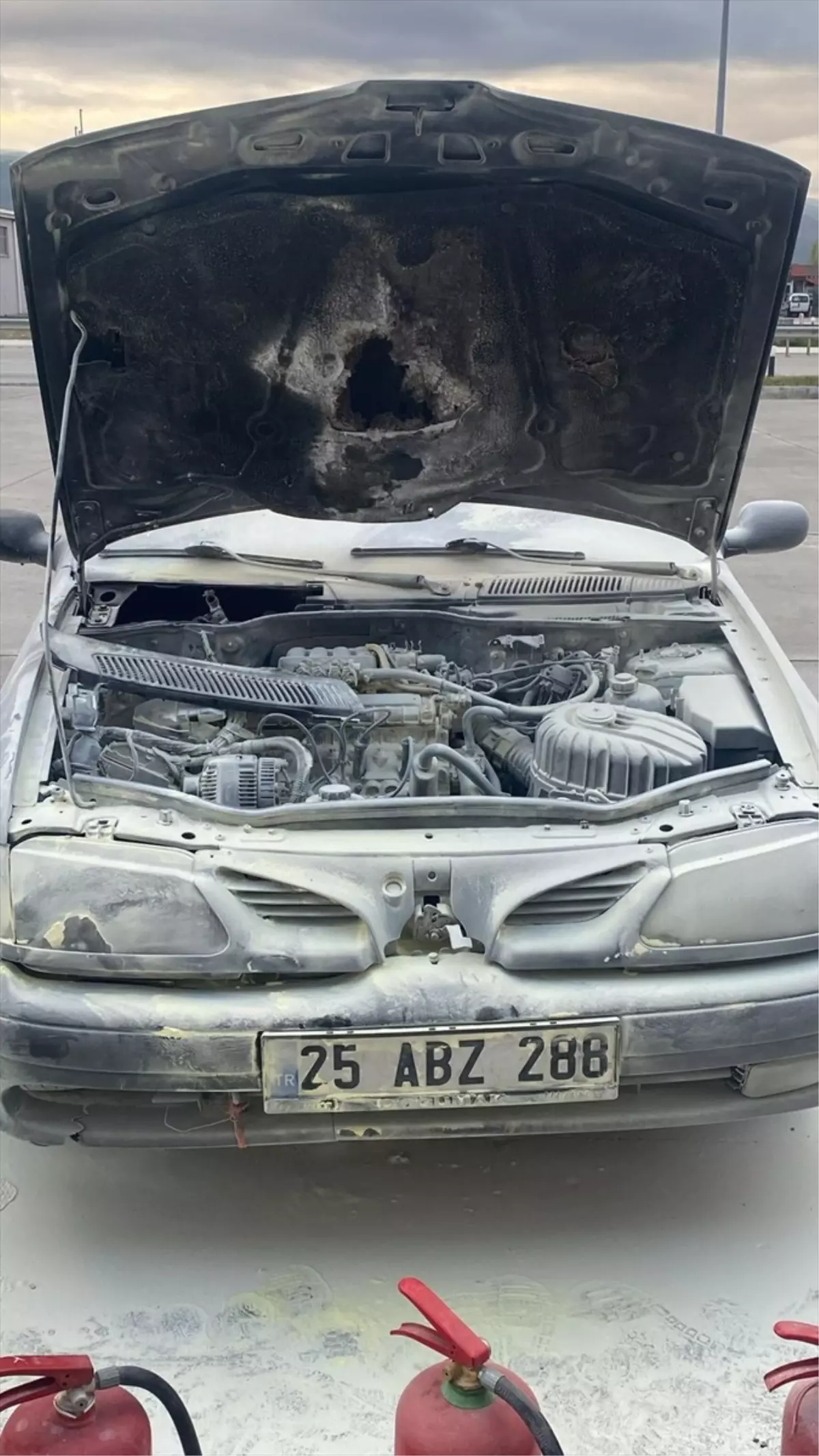 Tosya\'da Otomobil Yanarak Kullanılamaz Hale Geldi