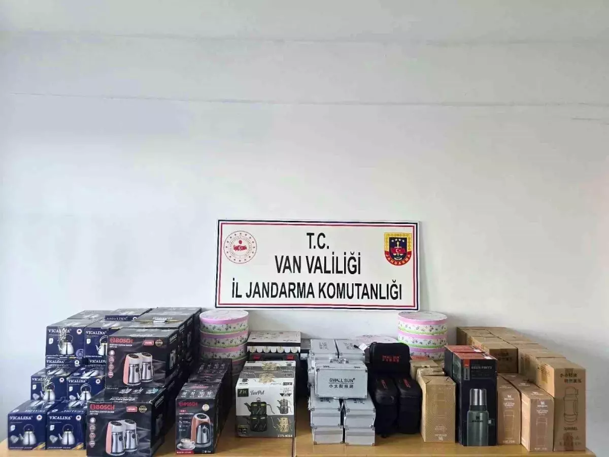 Başkale\'de Kaçak Eşya Ele Geçirildi