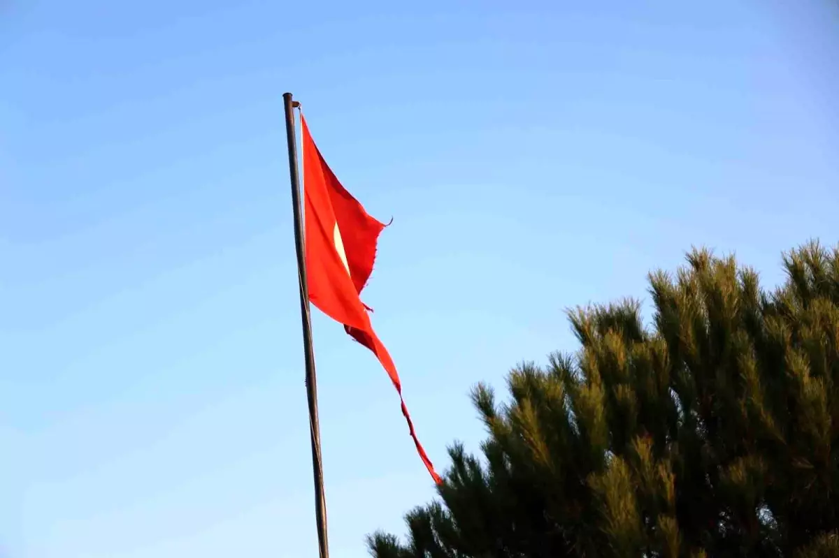Yırtık Bayrak Tepki Topladı