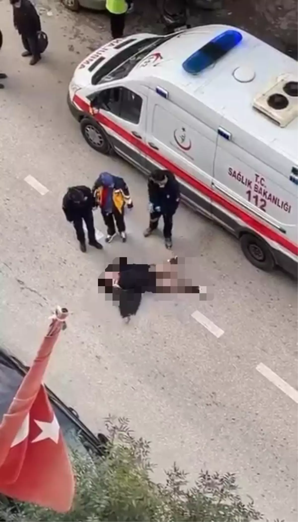 Genç kadın yola yattı, kimse ikna edemedi