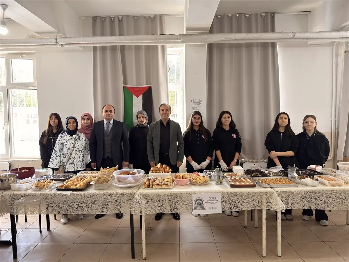 Alaçam Şehit Kadir Kara Anadolu İmam Hatip Lisesi\'nde Gazze yararına kermes