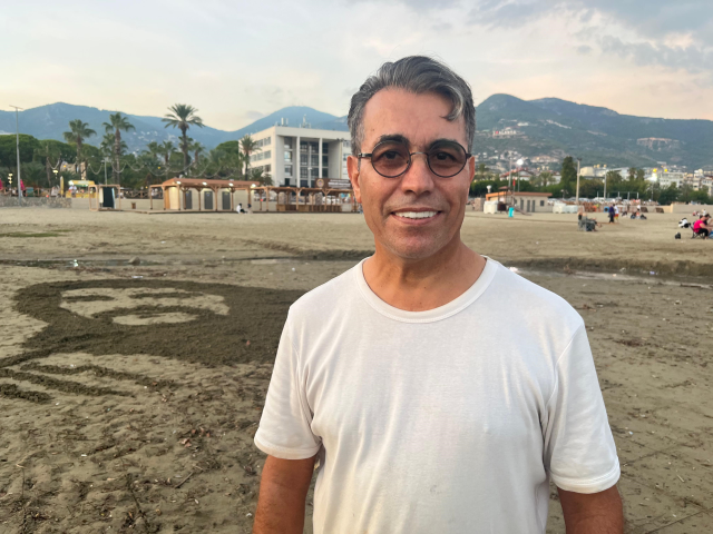 Alanya sahilinde Barış Manço sürprizi! Görenler hayran kaldı Alanya sahilinde Barış Manço sürprizi! Görenler hayran kaldı