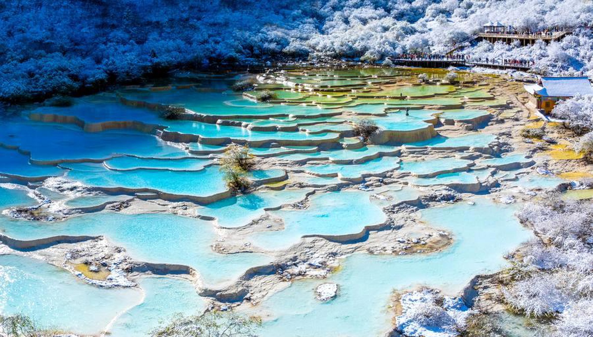 Huanglong\'da Sonbaharın İlk Karı