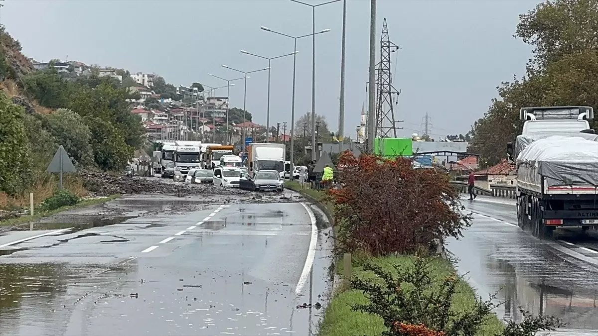 Söke\'de Toprak Kayması Trafiği Aksattı