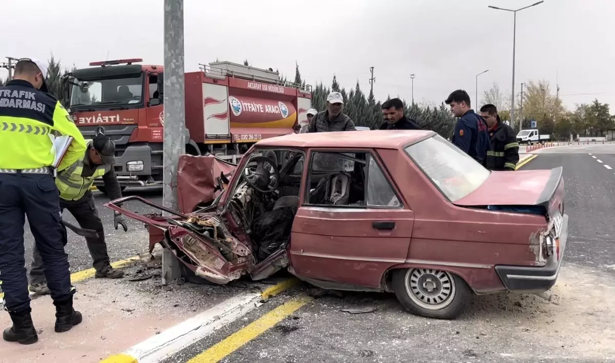 Aydınlatma direğine çarpan otomobil hurdaya döndü: 1\'i ağır 2 yaralı