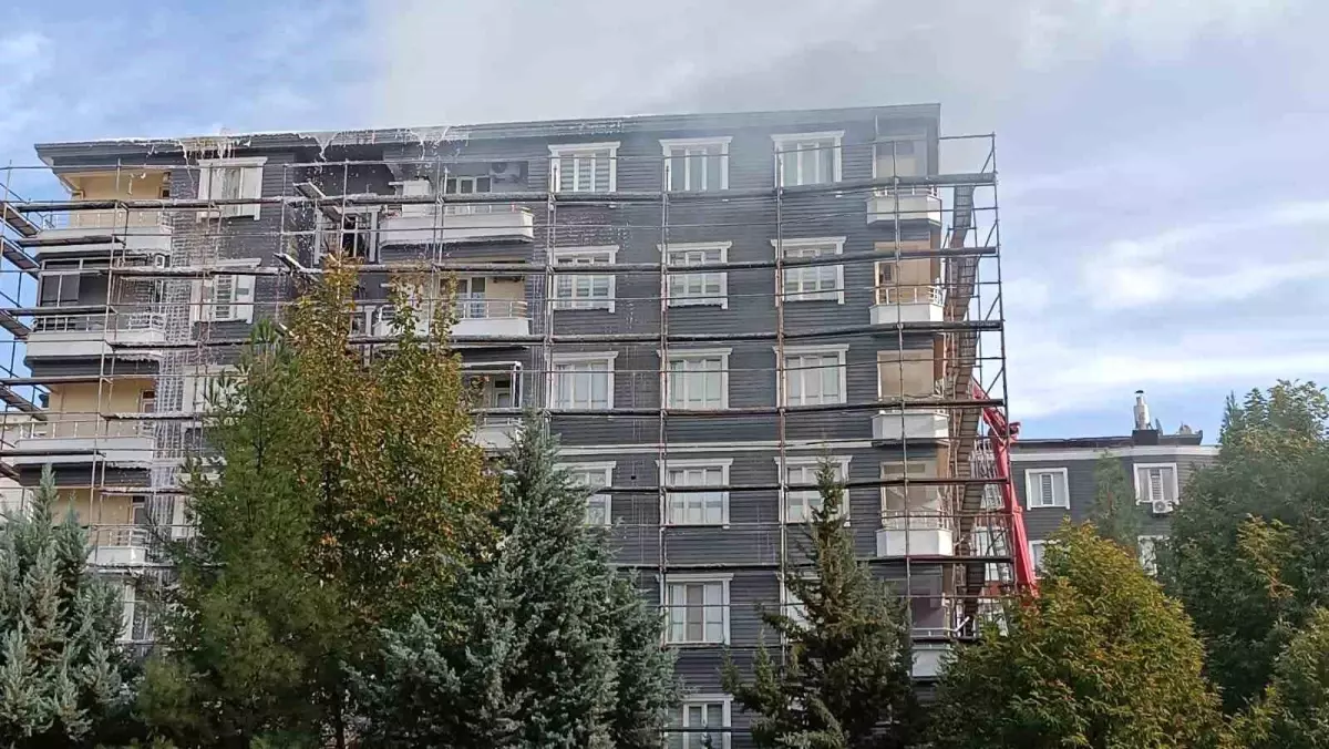 Batman\'da Çatı Katında Yangın: Membran Çalışması Kıvılcım Çıkardı