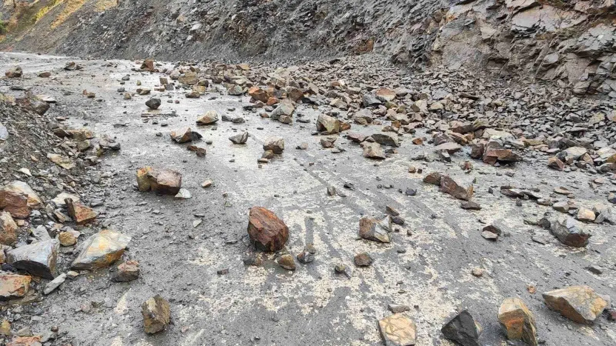 Batman\'da Heyelan: 40 Köy Yolu Kapandı