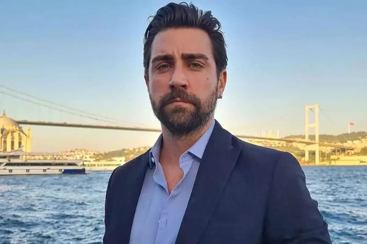 Çağlar Ertuğrul\'dan bornozlu fotoğraf açıklaması: Oltaya gelenler olmuş