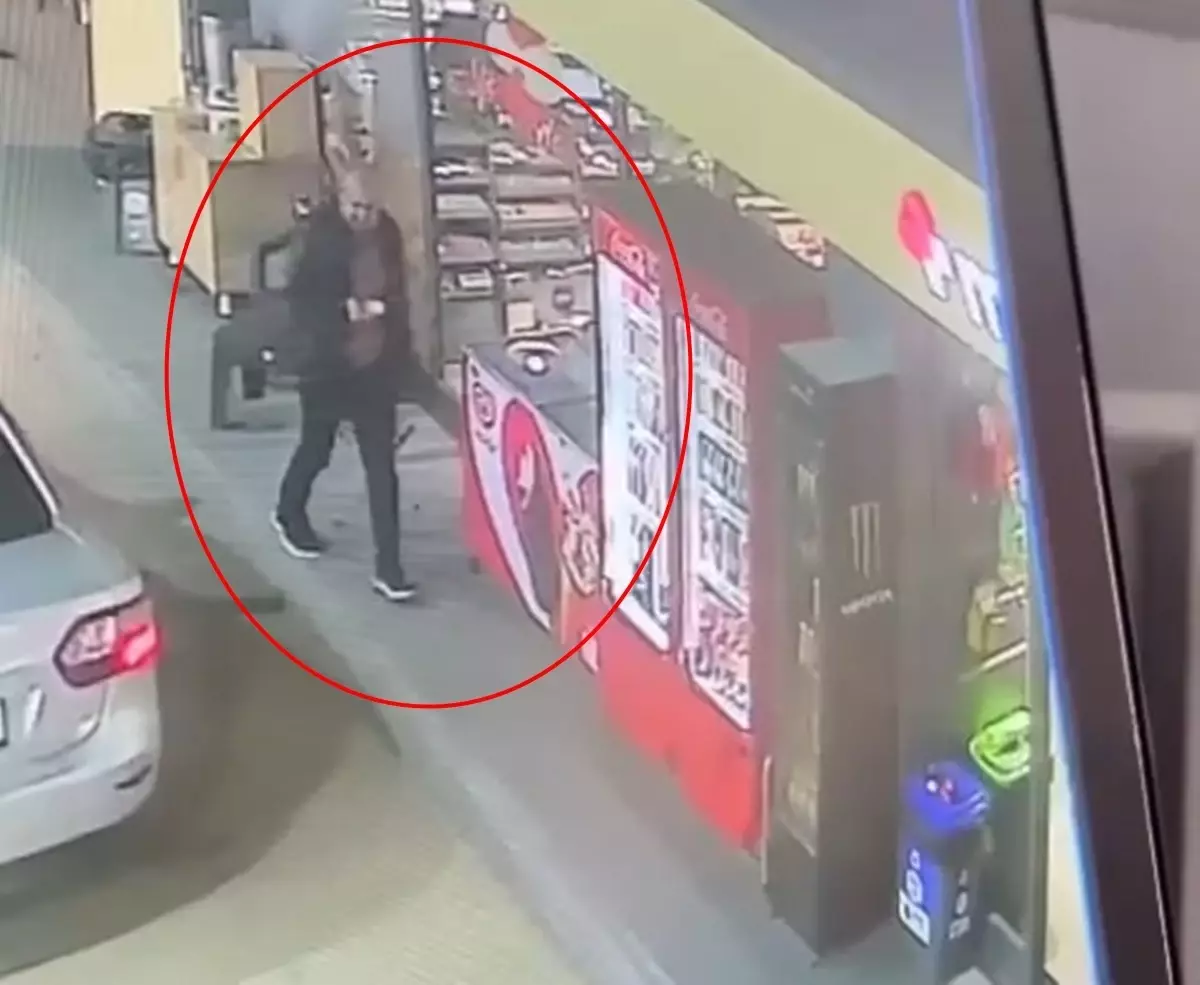 Kışkırtıcı An: Cam Kapıya Çarpan Sürücü