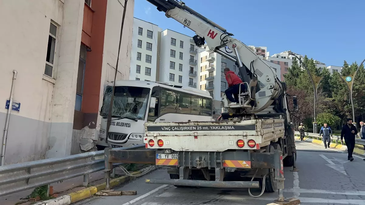 İzmit\'te Polis Midibüsü Kaza Geçirdi