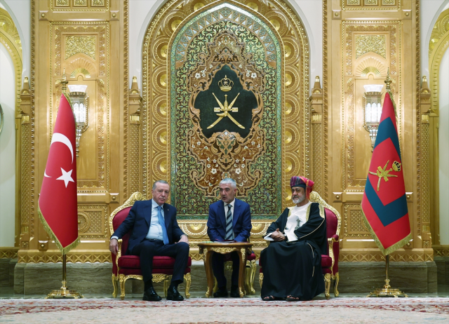 Cumhurbaşkanı Erdoğan'a Umman'da görkemli karşılama! F-16'lar peş peşe havalandı Cumhurbaşkanı Erdoğan'a Umman'da görkemli karşılama! F-16'lar peş peşe havalandı