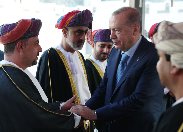 Cumhurbaşkanı Erdoğan'a Umman'da görkemli karşılama! F-16'lar peş peşe havalandı Cumhurbaşkanı Erdoğan'a Umman'da görkemli karşılama! F-16'lar peş peşe havalandı
