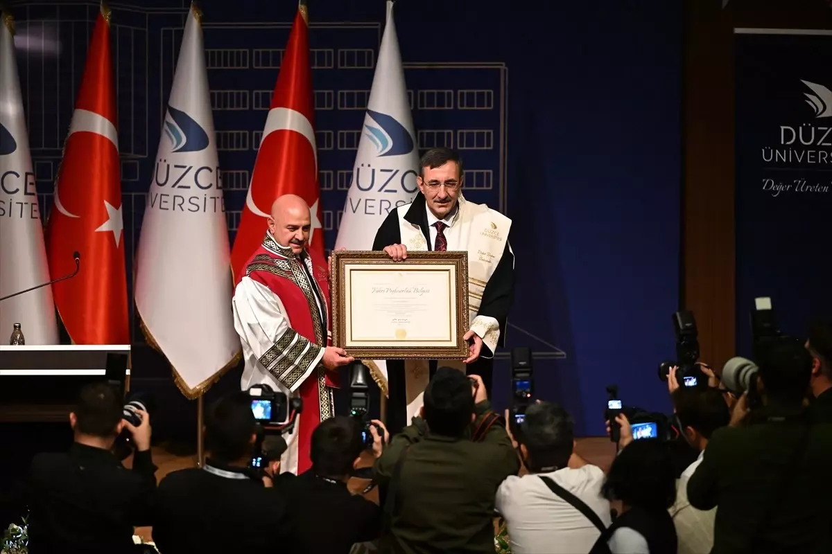 Cumhurbaşkanı Yardımcısı Yılmaz\'a Düzce Üniversitesinde "fahri profesörlük" ünvanı verildi