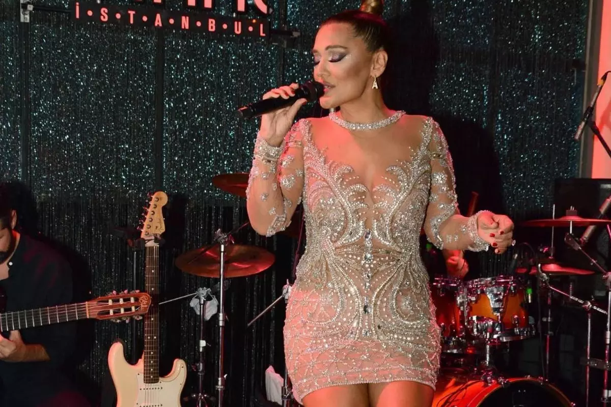 Demet Akalın\'ın canlı performansı olay oldu: Ben olsam mekanı terk ederdim