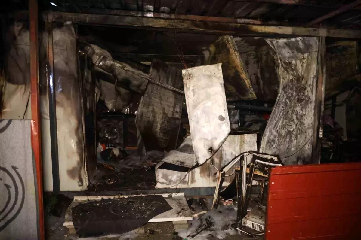 Hatay\'da Depremzede Ailenin Konteyner Evi Yangında Kullanılamaz Hale Geldi