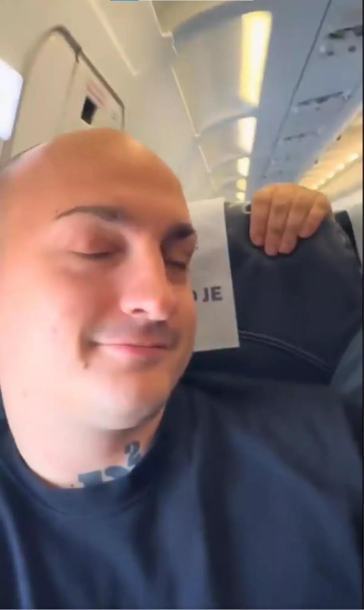 Elini koltuğuna dayayan kadının aklını aldı