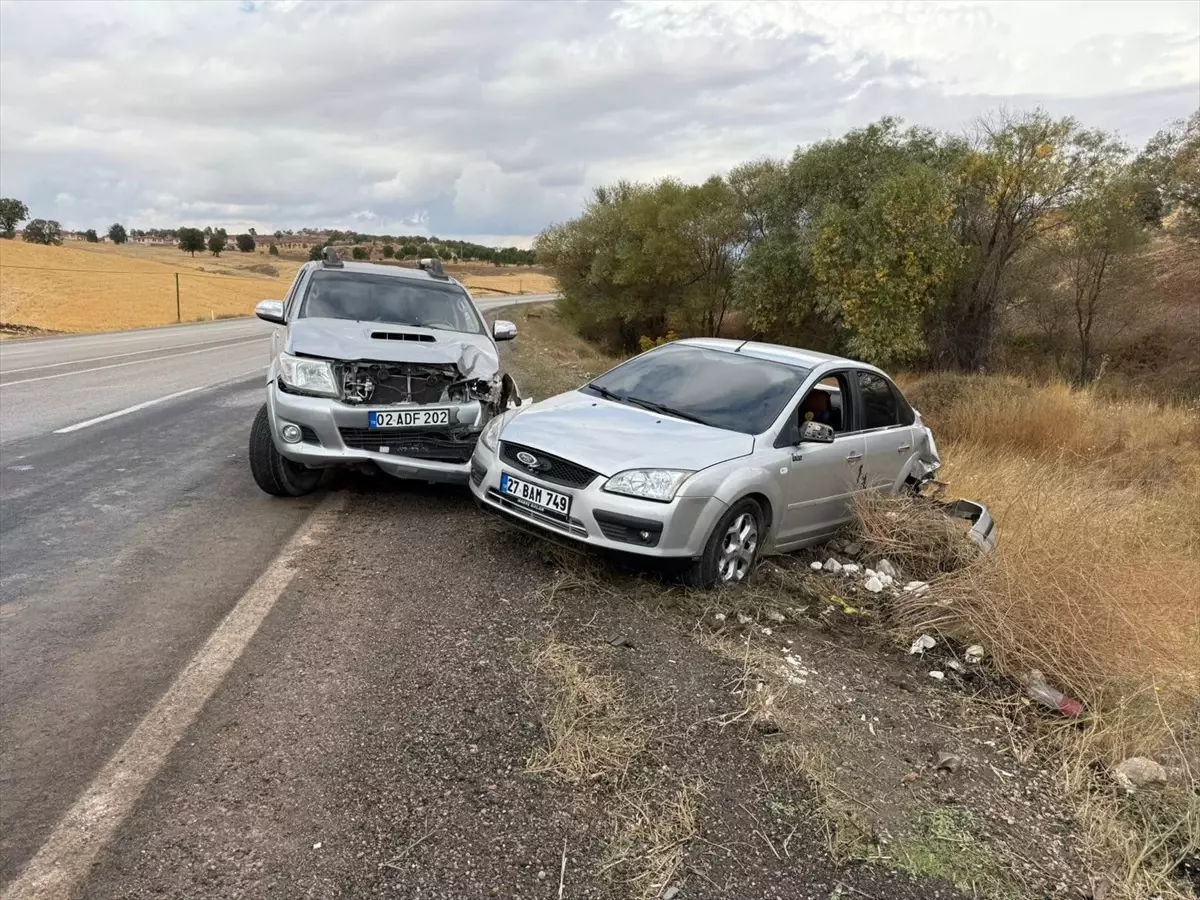 Gölbaşı\'nda Trafik Kazası: 2 Yaralı
