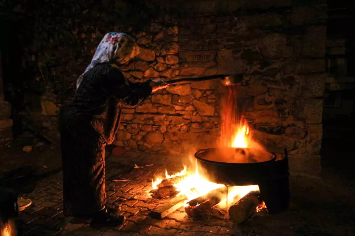 Gördes\'te Geleneksel Pekmez Yapımı