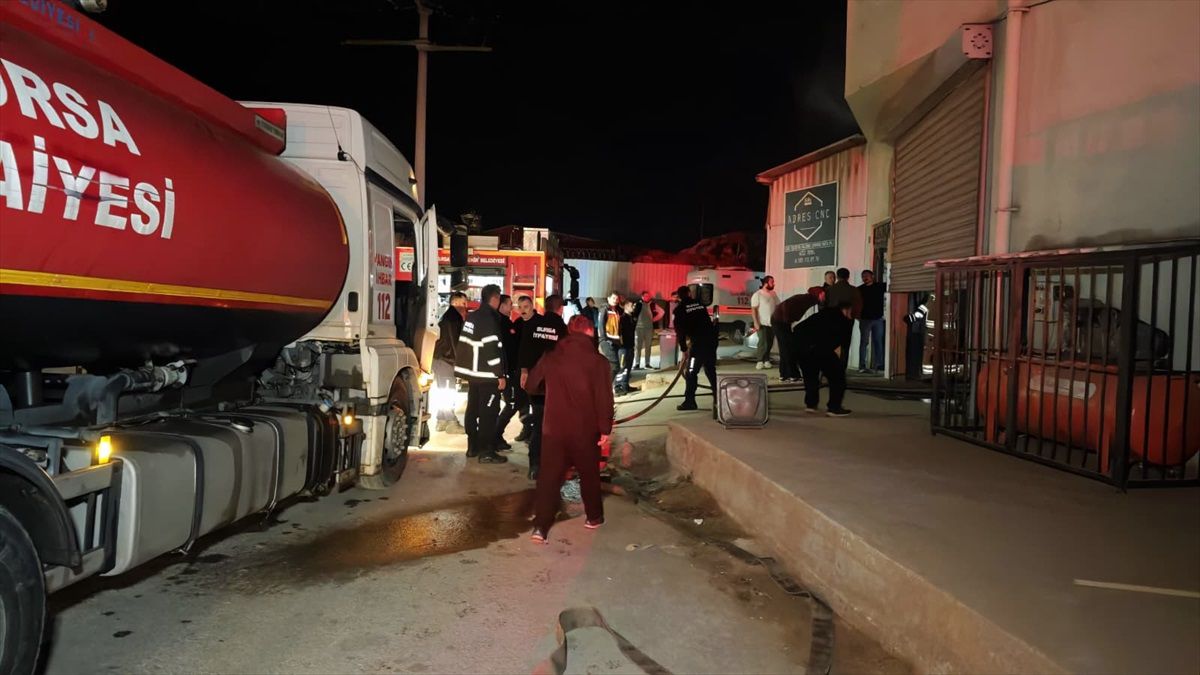 İnegöl\'de Mobilya İmalathanesinde Yangın
