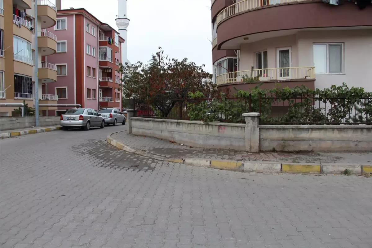 İşe gitmek için evden çıkan eski eşini bıçaklayarak katletti