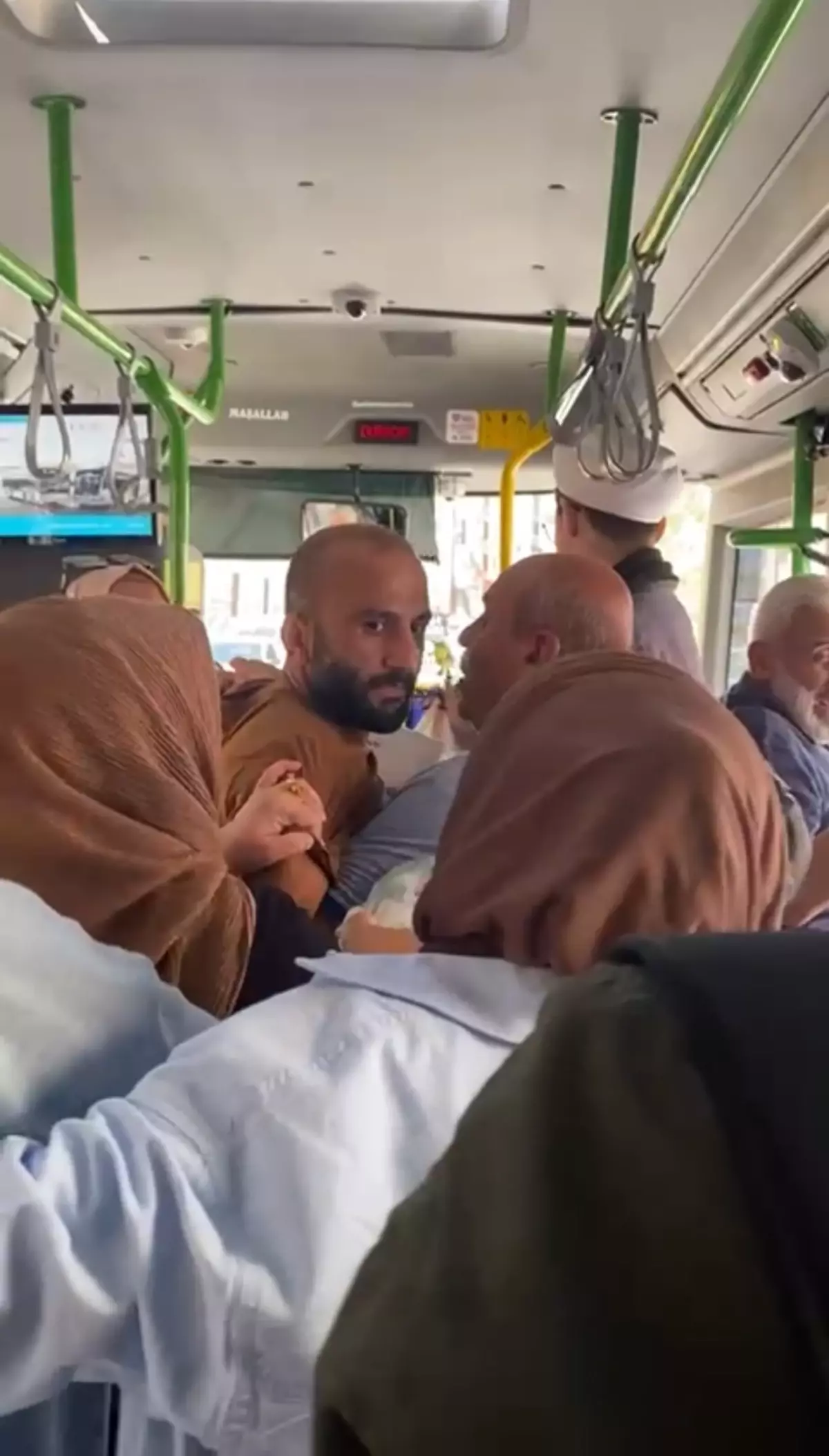 Otobüste "Kart basmadın" kavgası! Şoförün kafasına yumruk darbeleri indirdi