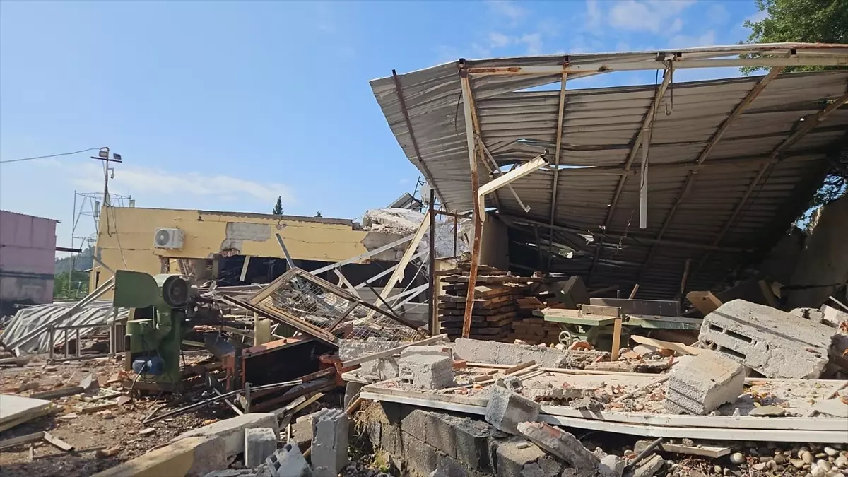 İzmir\'de Evde Patlama: 1 Yaralı