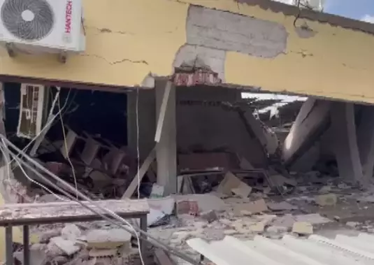 İzmir'de korkutan patlama! 2 katlı ev yıkıldı, ekipler olay yerinde İzmir'de korkutan patlama! 2 katlı ev yıkıldı, ekipler olay yerinde