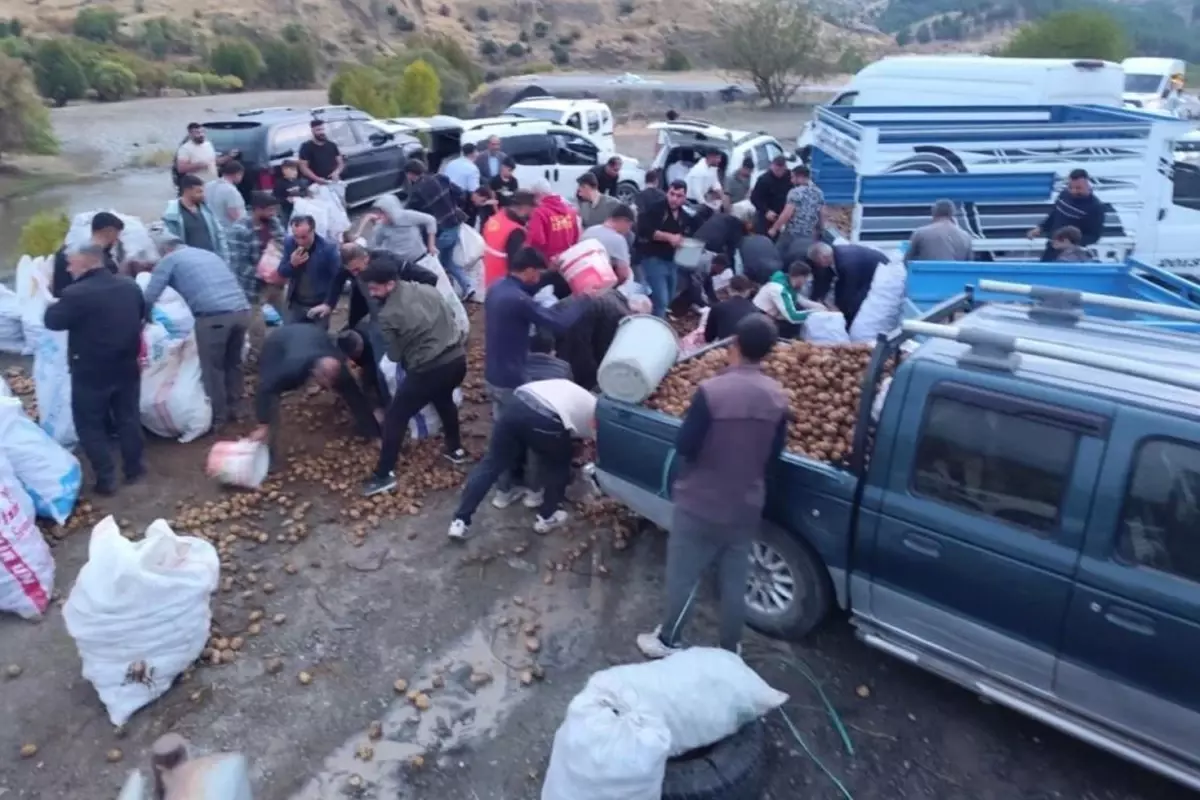 Kamyonet arızalandı, sürücü kasadaki patatesleri vatandaşlara ücretsiz dağıttı