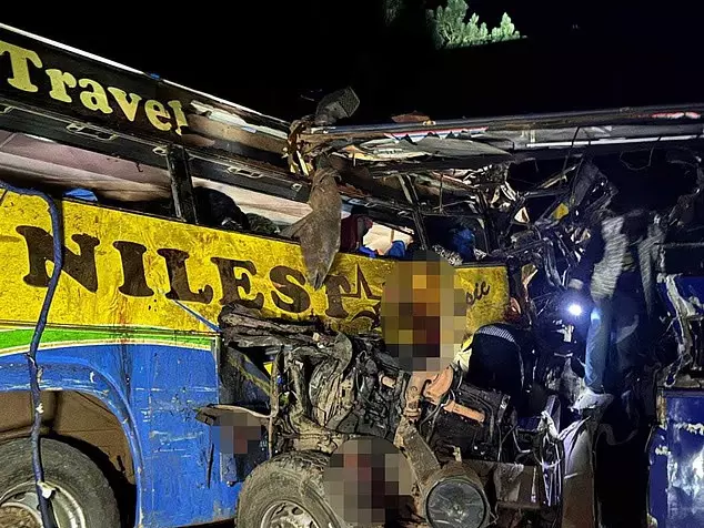 Katliam gibi trafik kazası! En az 63 kişi hayatını kaybetti, onlarca yaralı var