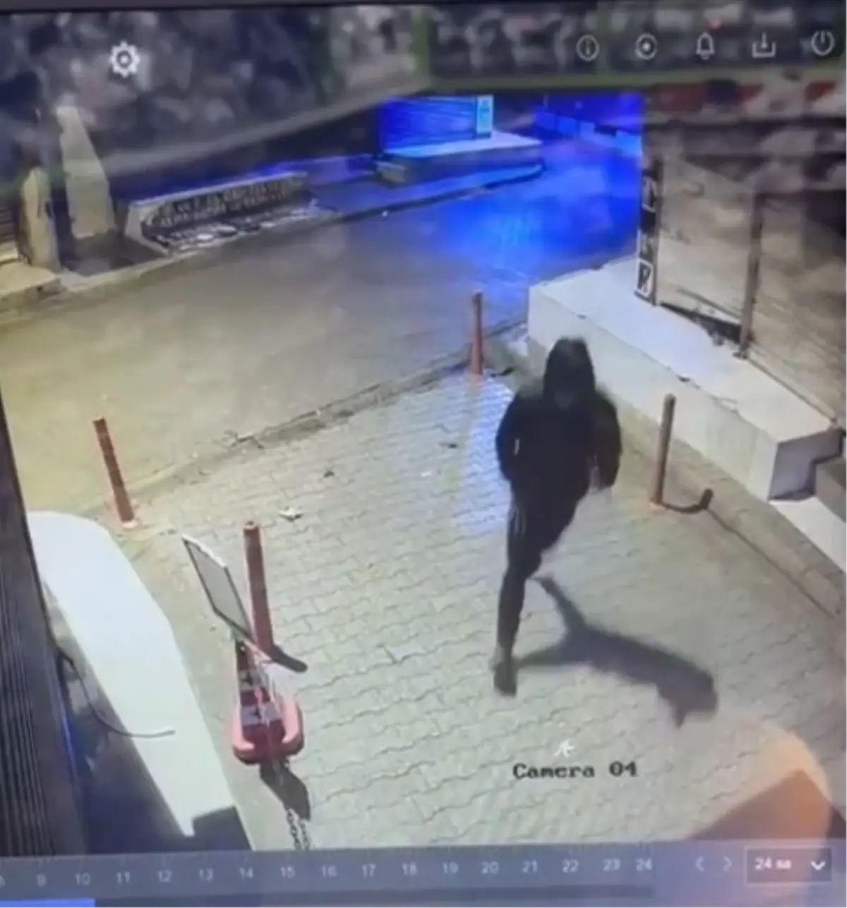 Adana\'da Hırsızlık: 25 Akıllı Telefon Çalındı