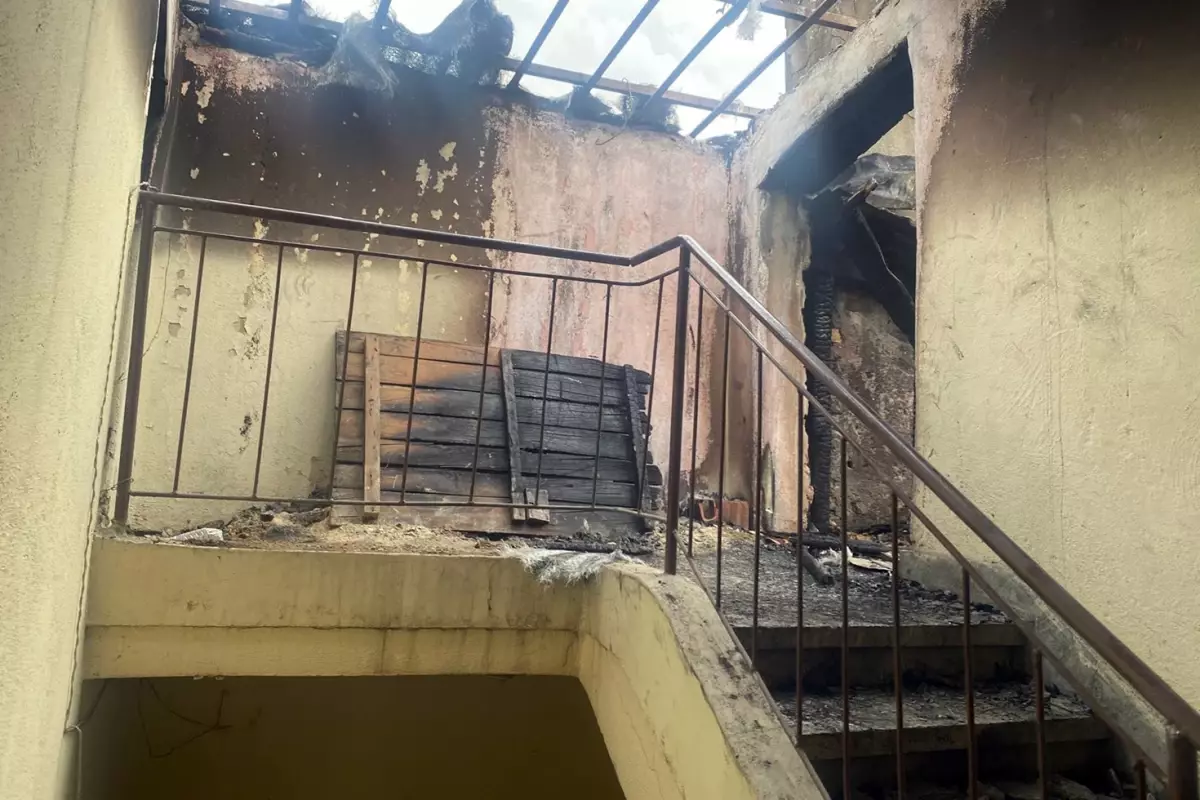 Yangın çıkan çatı katındaki dairede kadın cesedi bulundu