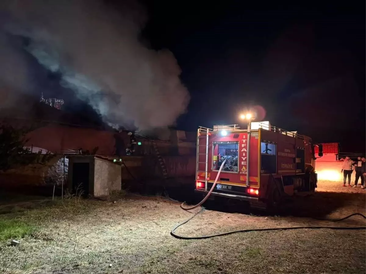 Konya\'da Evde Yangın: Kalorifer Dairesi ve Çatı Zarar Gördü