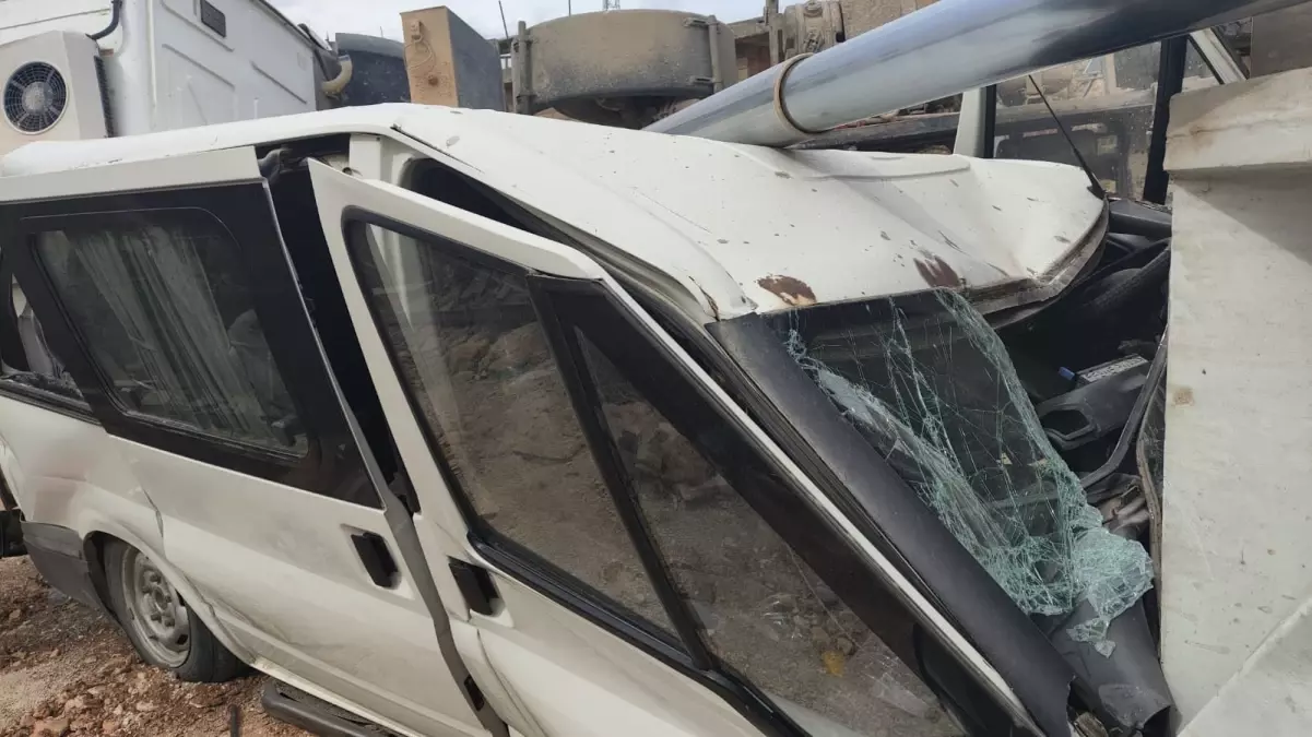 Kamyon Park Halindeki Minibüsün Üzerine Devrildi