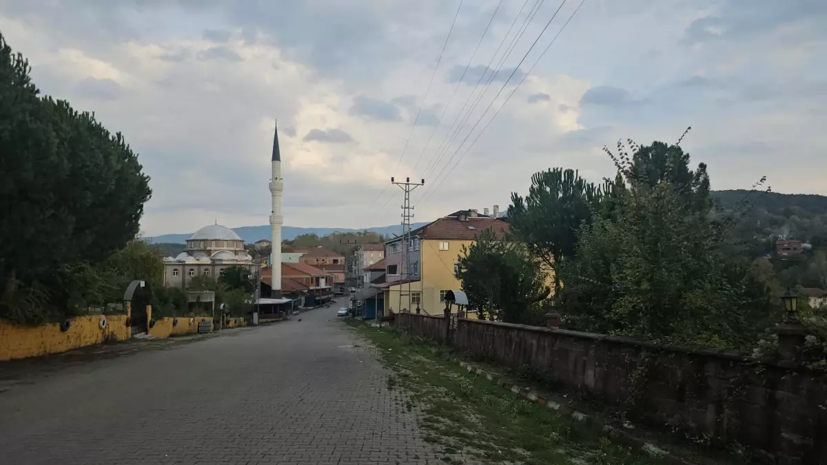 Katil Zanlısının Bebeğine Bakmış