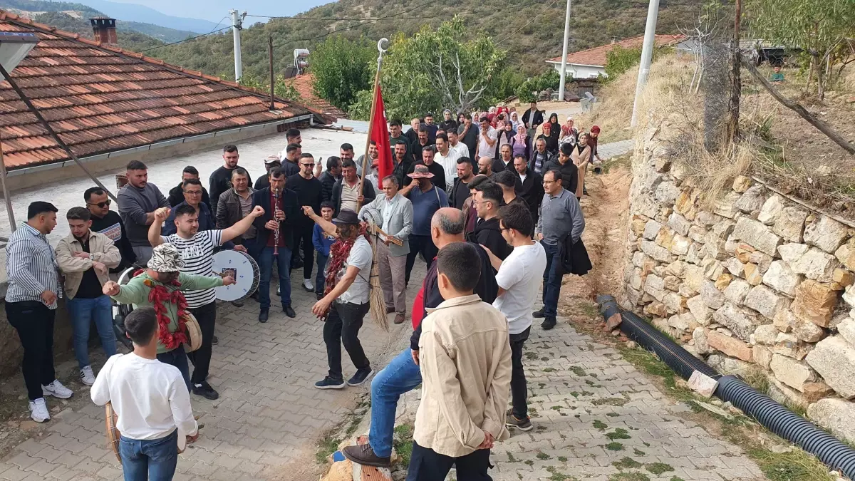 Demirci\'de Eğlenceli Düğün Geleneği