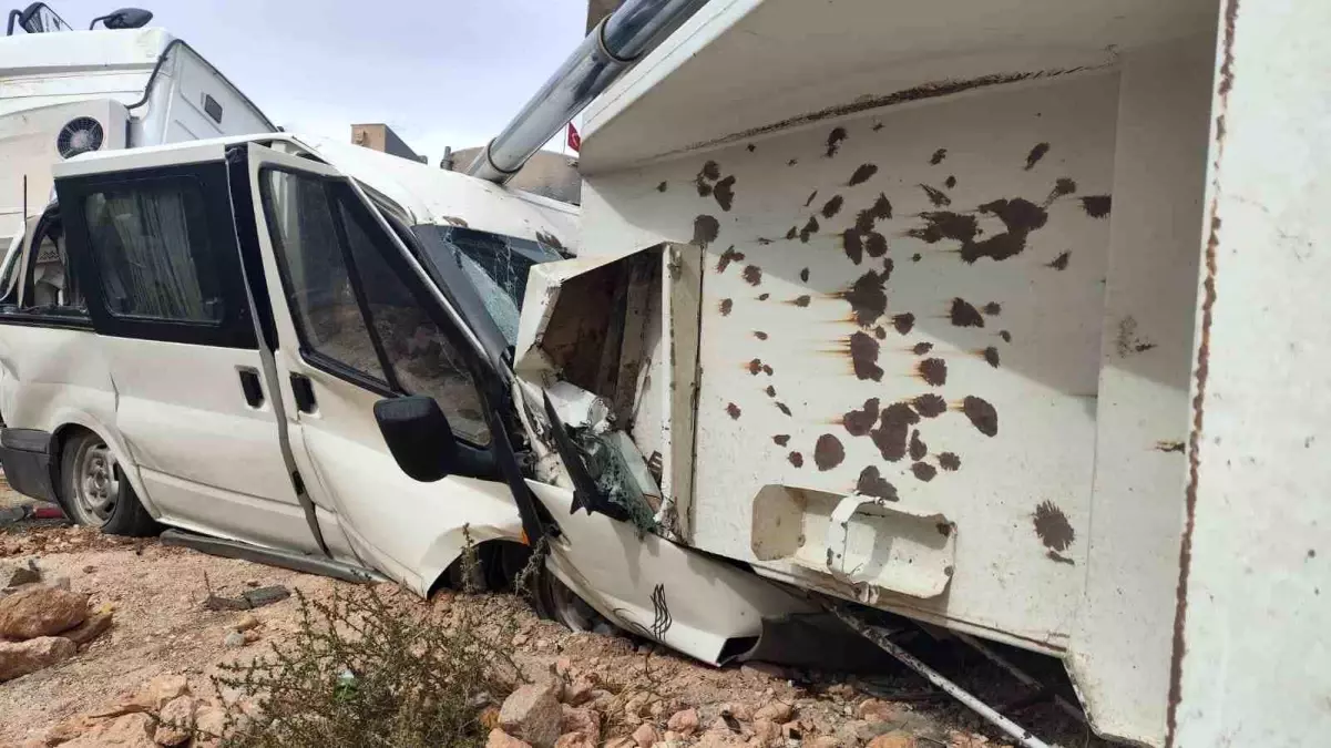 Mardin\'de Kamyon Minibüsün Üzerine Devrildi