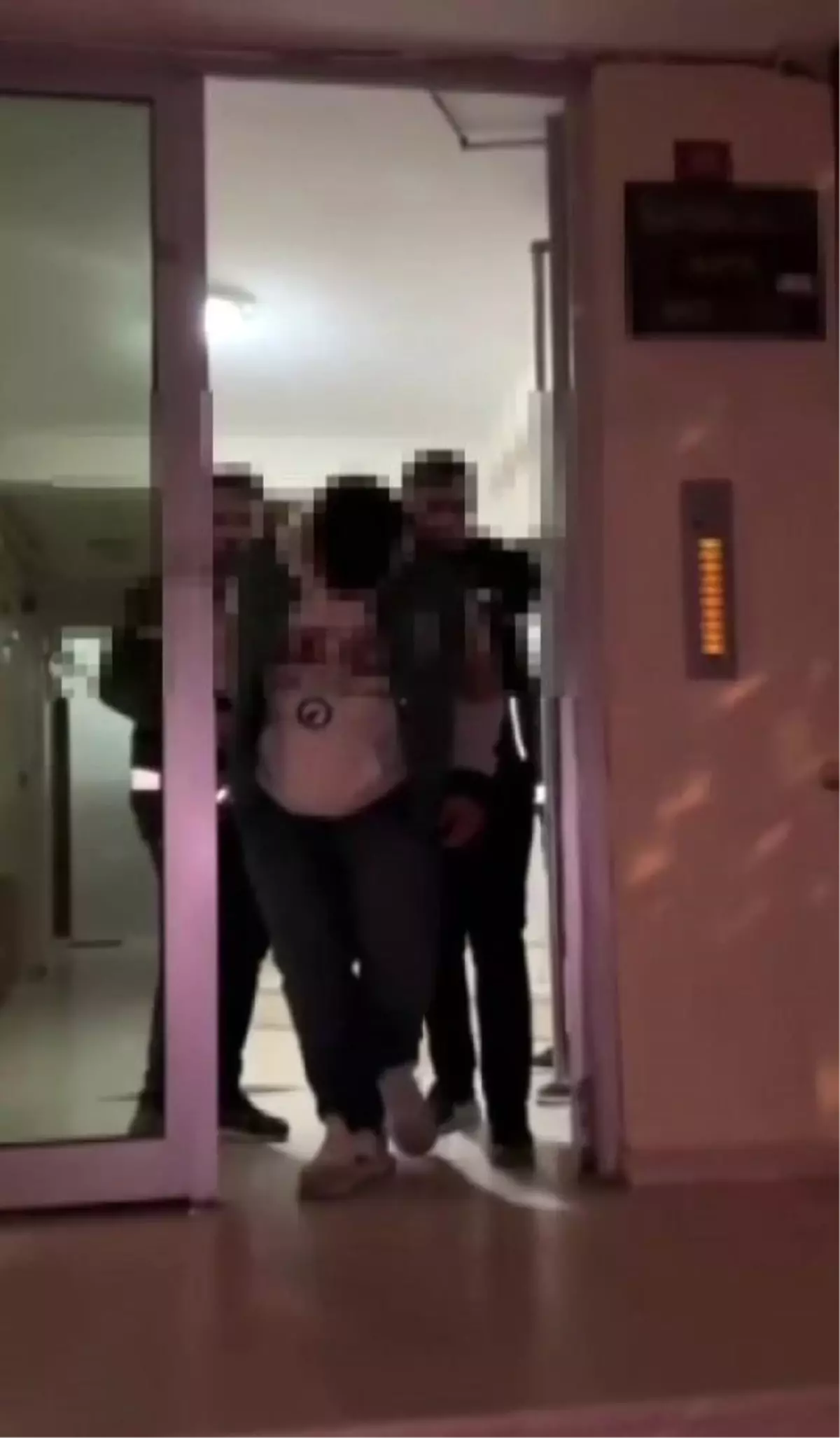 Metroda yolculara oyuncak tüfek doğrultan genç gözaltına alındı