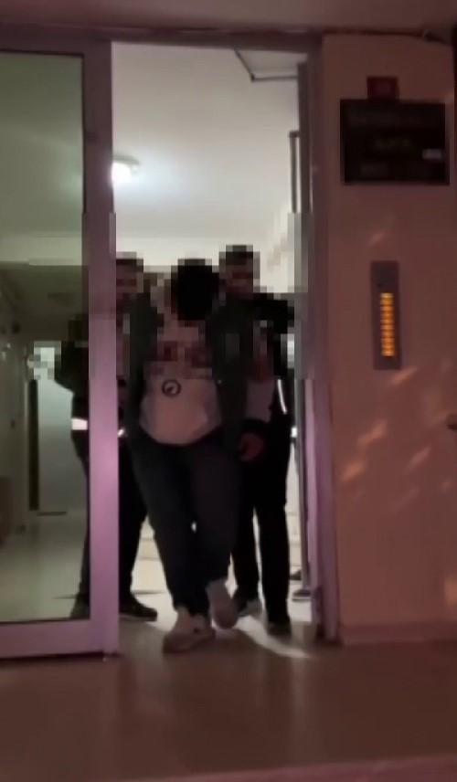 Metroda yolculara oyuncak tüfek doğrultan genç gözaltına alındı Metroda yolculara oyuncak tüfek doğrultan genç gözaltına alındı