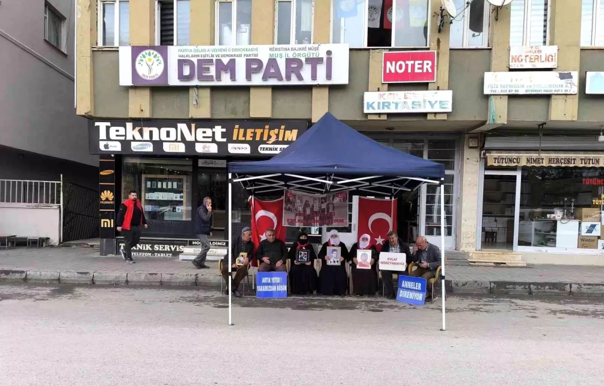 Muş\'ta Ailelerin Evlat Nöbeti Devam Ediyor