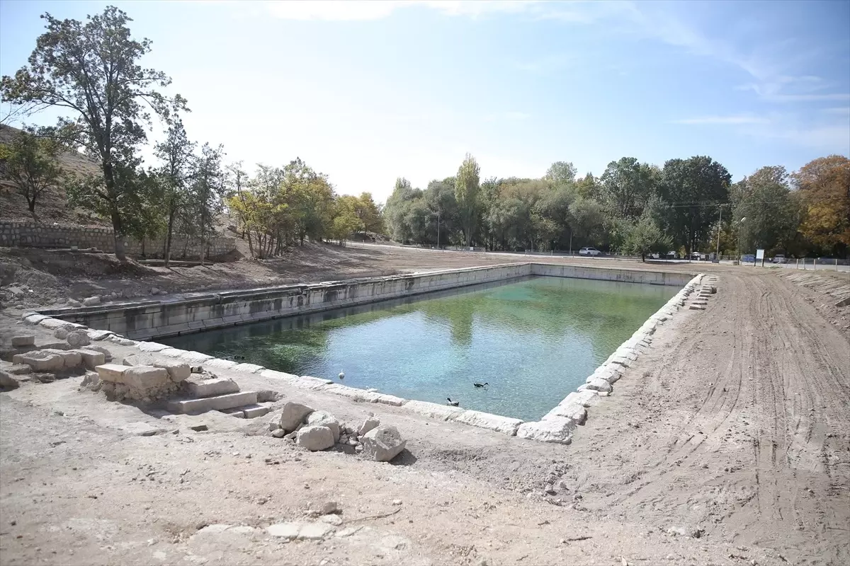 Roma Havuzu\'ndaki Kazı Çalışmaları