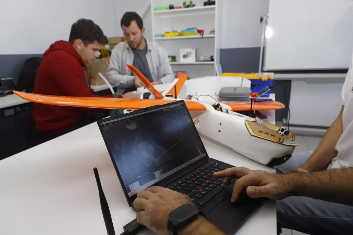 Öğrenciler Model Uçak Yapımını Öğreniyor